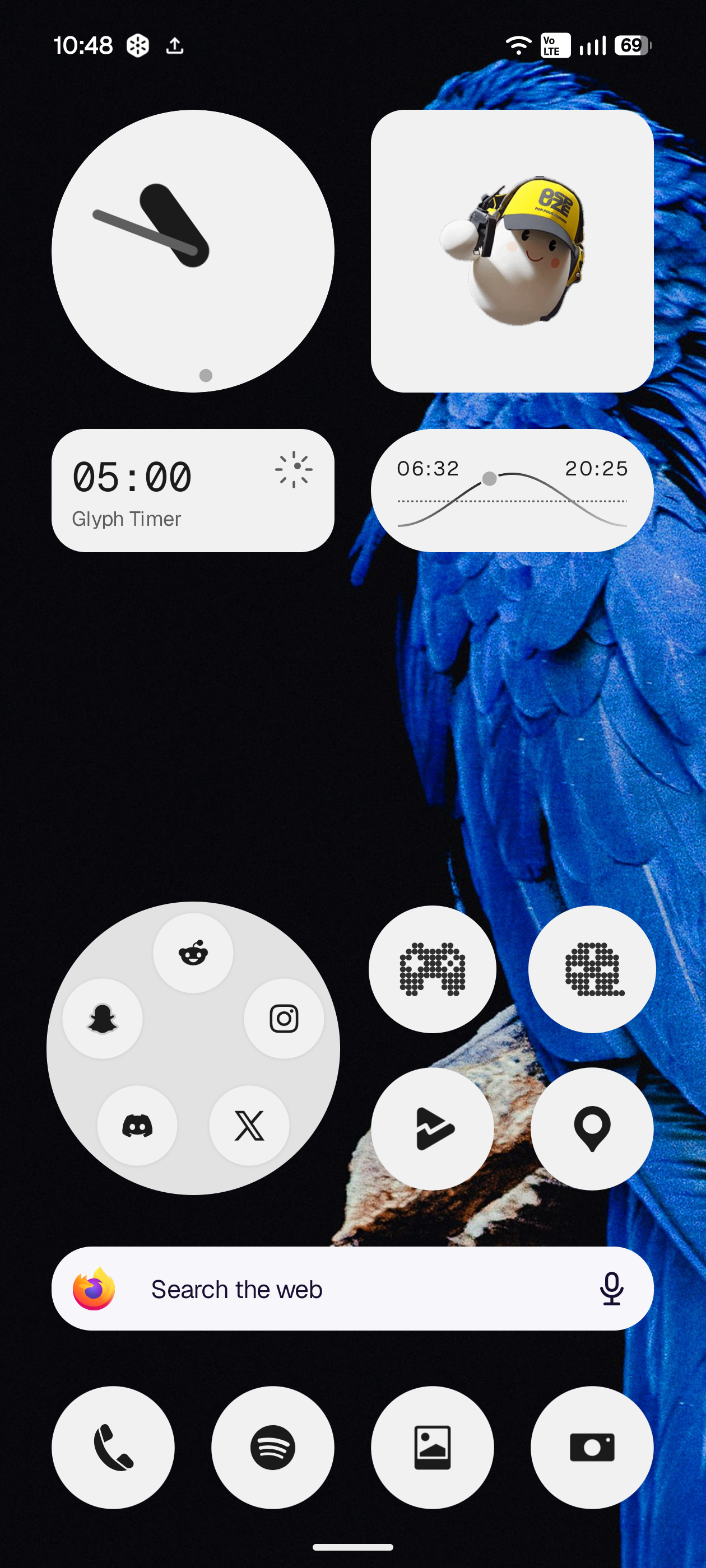 Homescreen in Classic style: solid white widgets and app icons over a black wallpaper with a blue macaw.